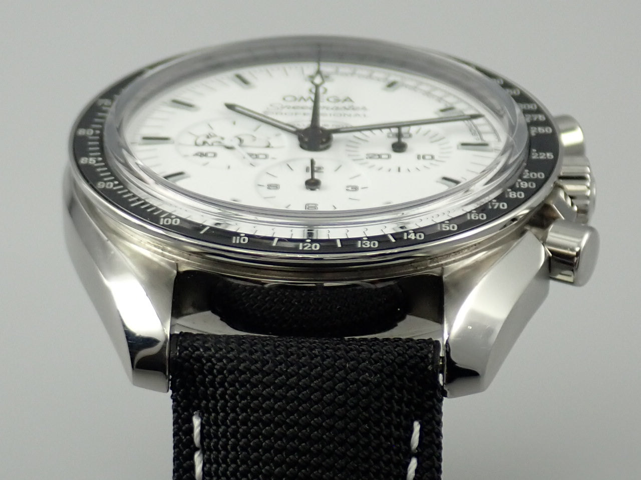 omega Speedmaster Professional Silver Snoopy Award Apollo 13 45th Anniversary Reference 311.32.42.30.04.003