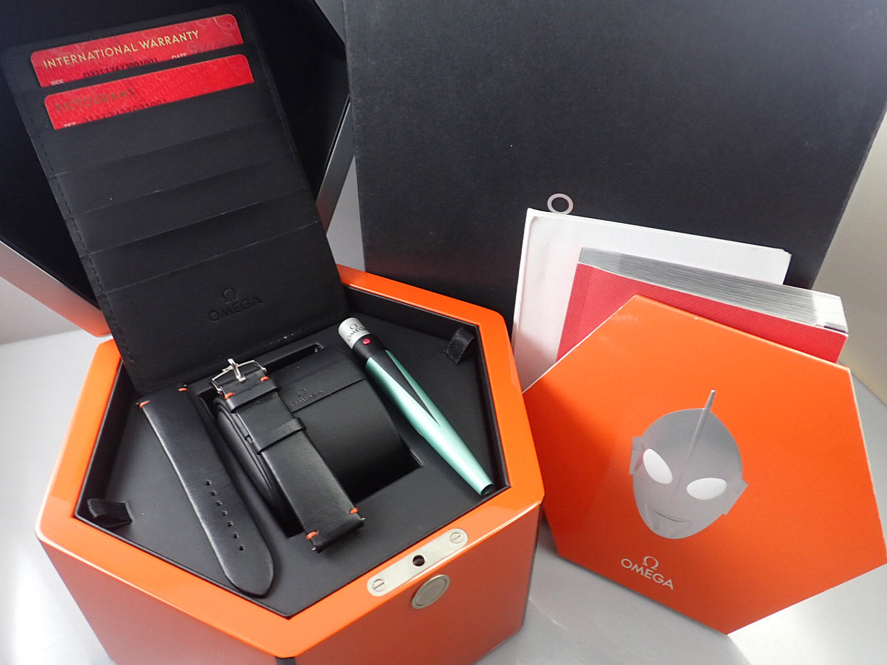 omega Speedmaster Speedy Tuesday Ultraman Reference 311.12.42.30.01.001
