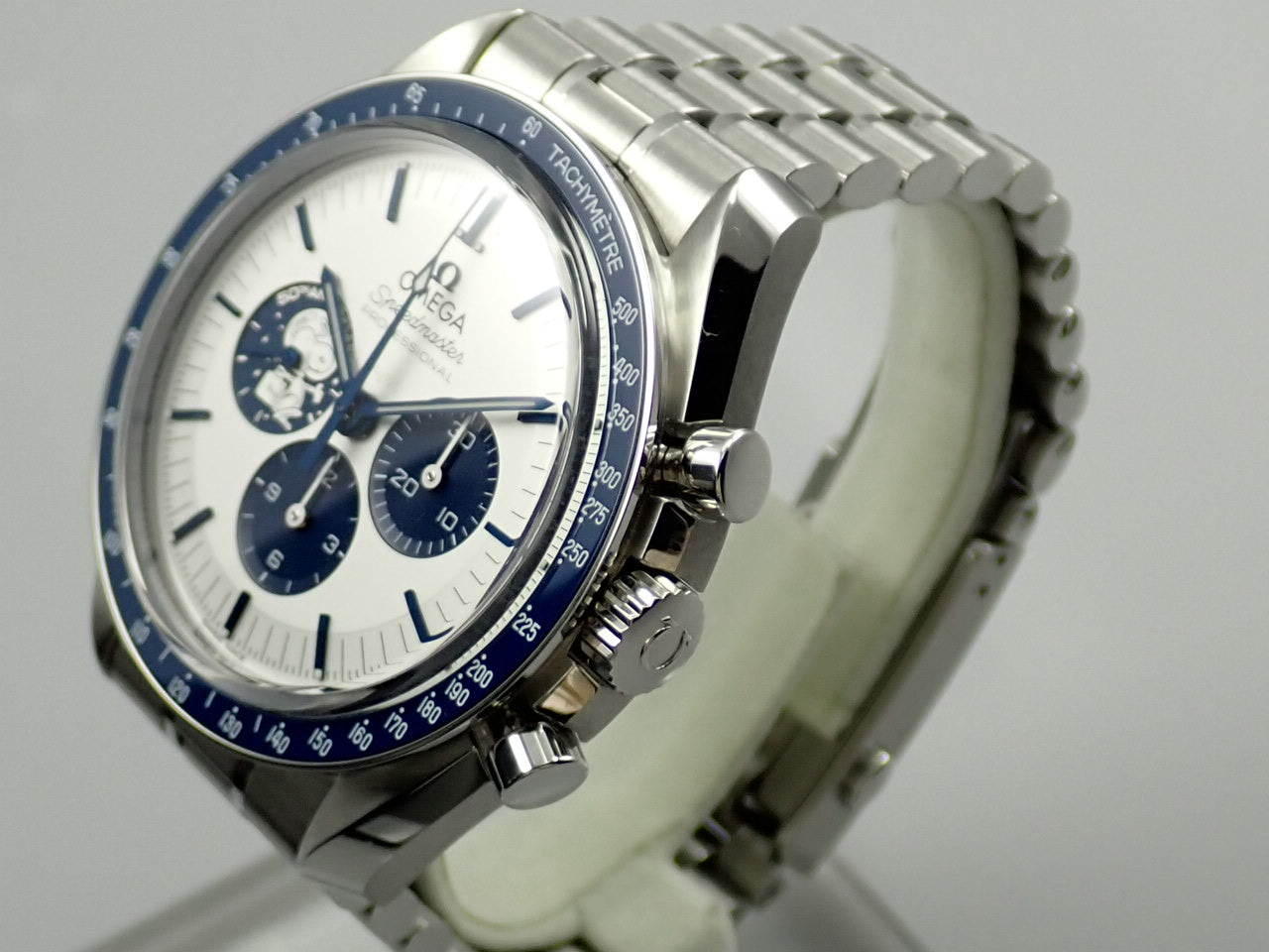 omega Speedmaster Silver Snoopy Award Apollo 13 50th Anniversary Reference 310.32.42.50.02.001